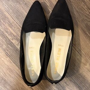 Anne Klein Black Pointed-Toe Ballet Flats